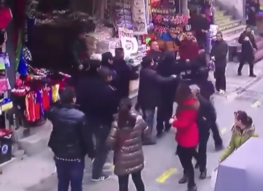 武漢滿(mǎn)春街城管?chē)鷼虘?hù)