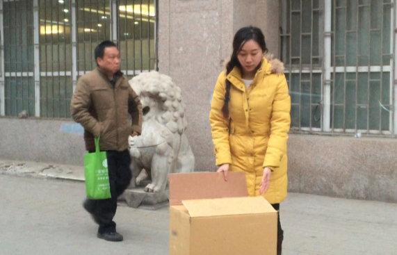 路遇行路艱難的人 你會(huì)出手嗎？