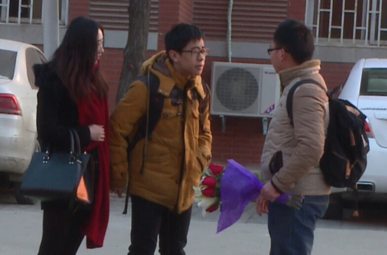 美女請(qǐng)你假裝其男友拒絕追求者，你會(huì)怎么辦？