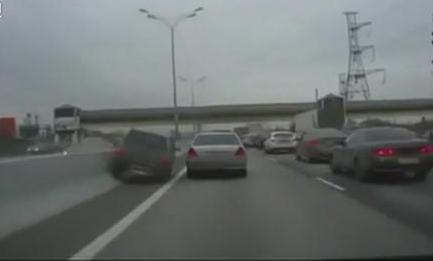 高速上演飛檐走壁玩超車(chē) 震驚了