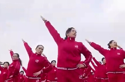 5萬“大媽”齊跳廣場(chǎng)舞 刷新吉尼斯