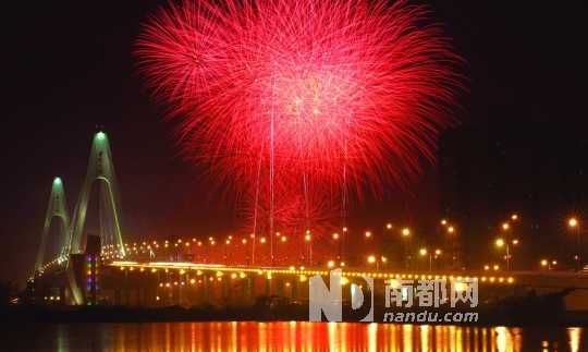  海口市民吃過了年夜飯,到西海岸燃放觀賞煙花是近年來興起的一大潮流。