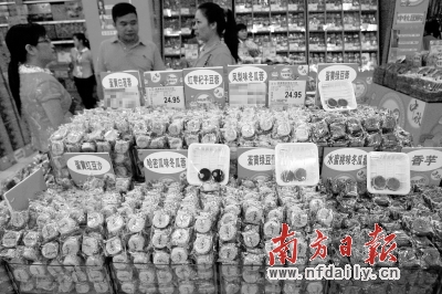 散裝月餅因其實(shí)惠的價(jià)格、豐富的口味而受到市民的青睞。