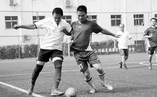 為了爭(zhēng)奪小組頭名，天行健和領(lǐng)航置業(yè)踢得異常激烈