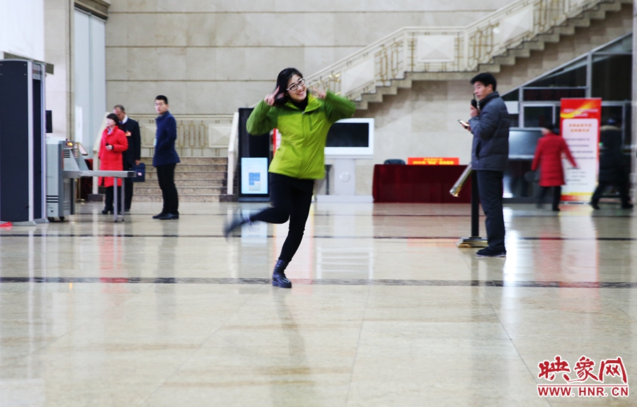 南樂天完成一個采訪后，興奮的跳了起來。