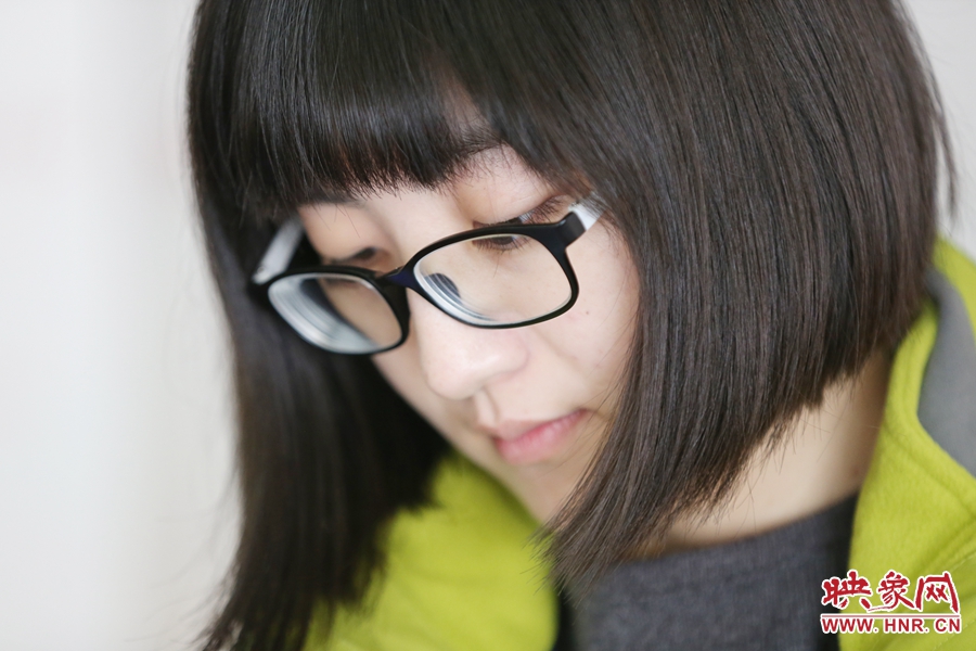 采訪中認真記錄的樂天。