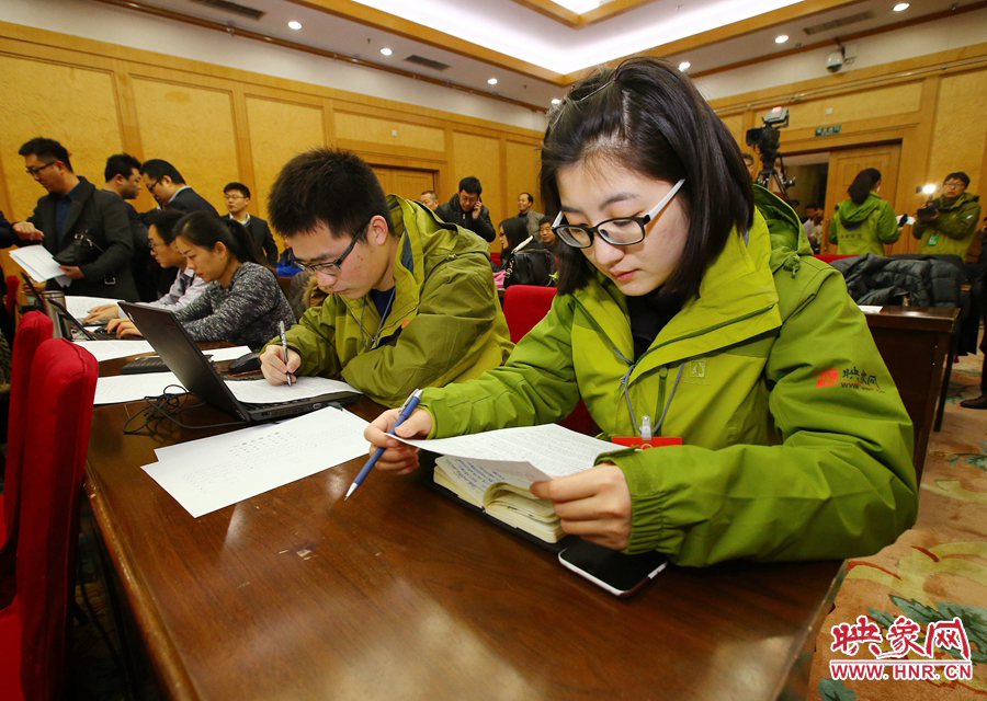 大象融媒映象網(wǎng)記者南樂天在兩會記者會開始前積極準備。