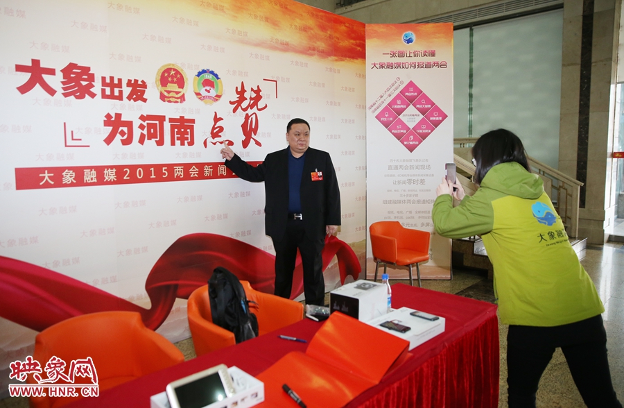 幫代表在大象融媒新聞會客廳留影拍照。