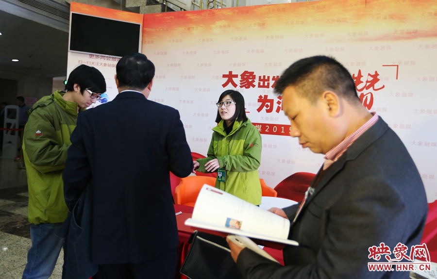 向代表、委員講解大象融媒旗下出品的新聞產(chǎn)品。