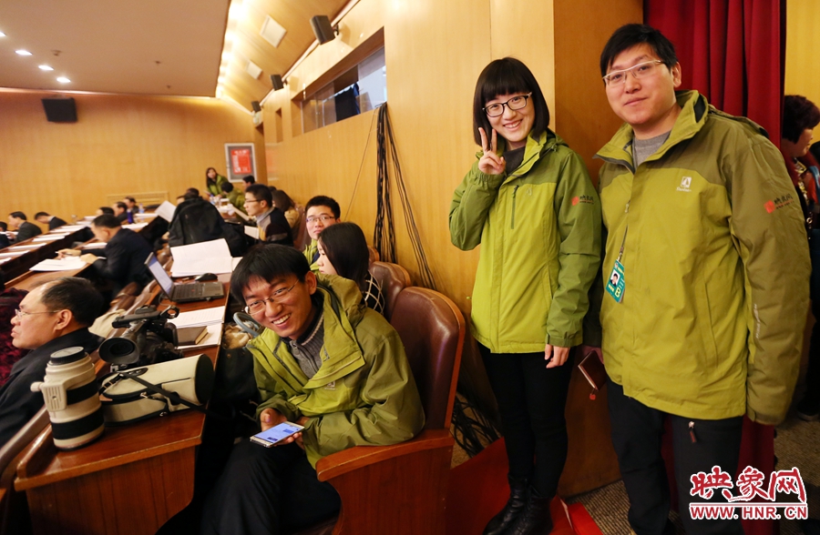 與同事一起的樂天。