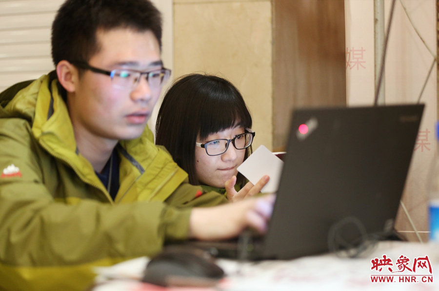 與同事現(xiàn)場寫稿子的樂天。