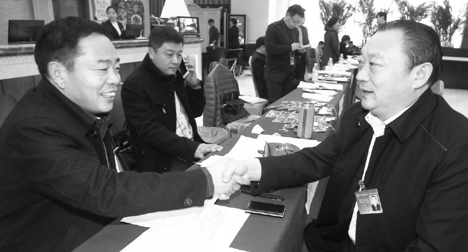 參加省政協(xié)十一屆三次會議的委員到駐地報(bào)到