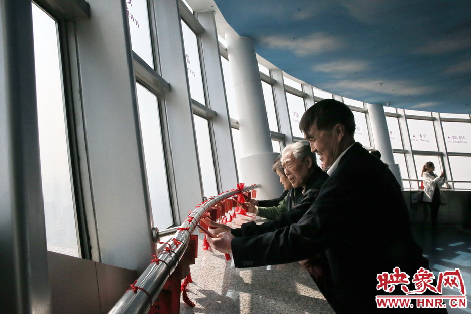 勞模排隊進(jìn)入福塔參觀