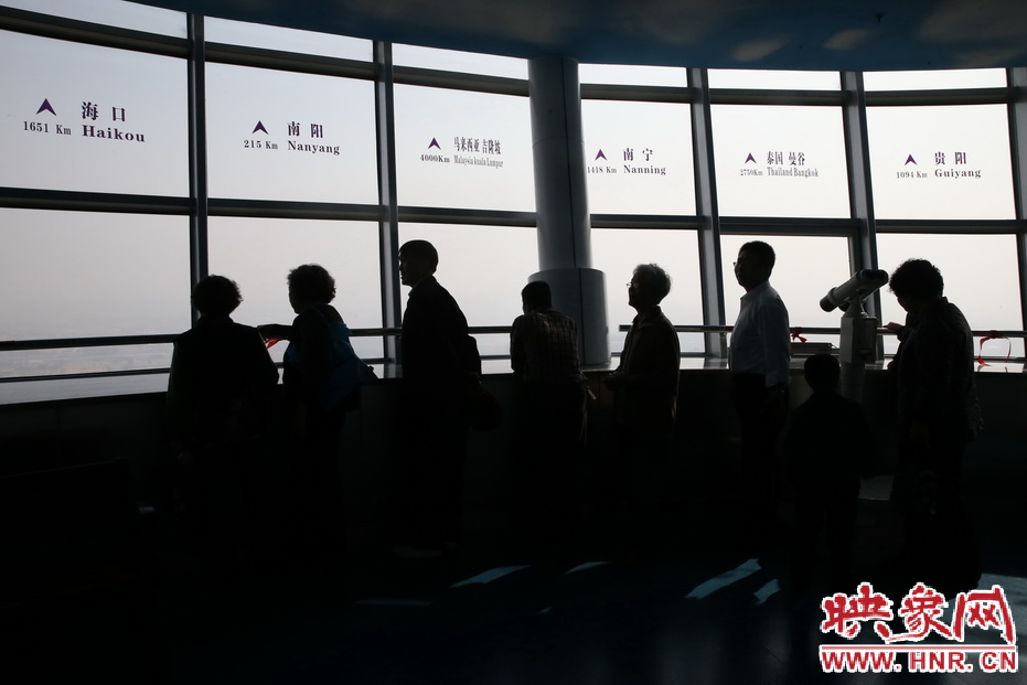 勞模排隊進(jìn)入福塔參觀