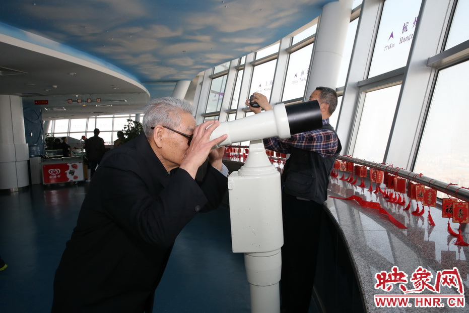 勞模排隊進(jìn)入福塔參觀