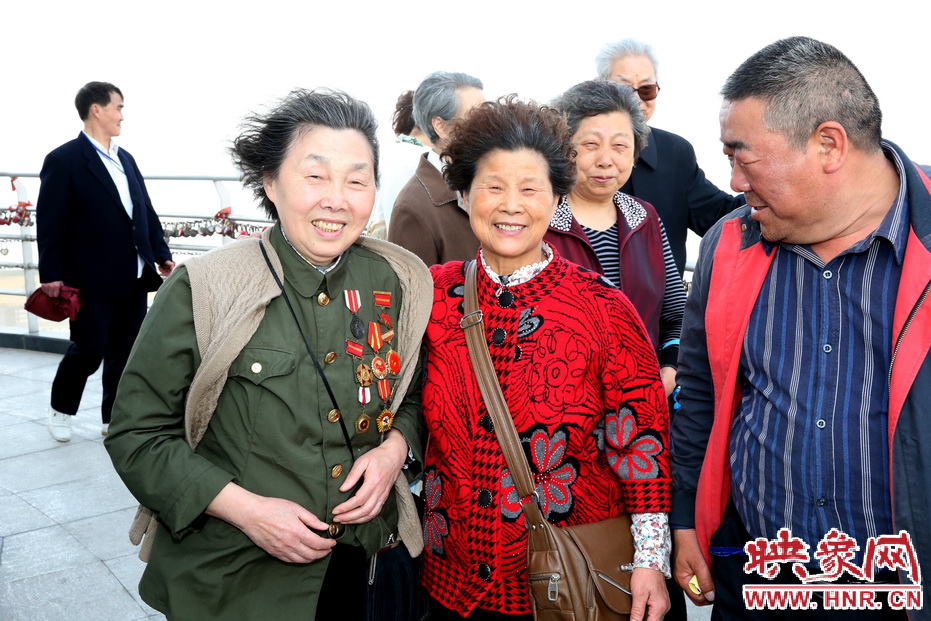 勞模排隊進(jìn)入福塔參觀