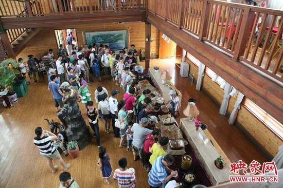 聽眾們在木屋會所享用免費(fèi)自助餐。