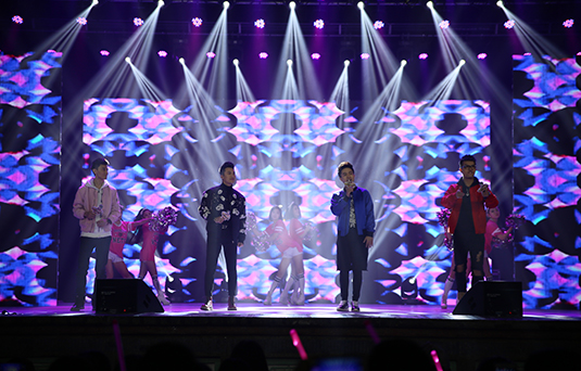 圣誕HIGH不?！睹霮歌秀》校園巡演持續(xù)開唱