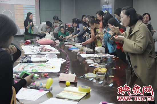 比賽現(xiàn)場熱鬧非凡，各位女神競相展示自己的作品