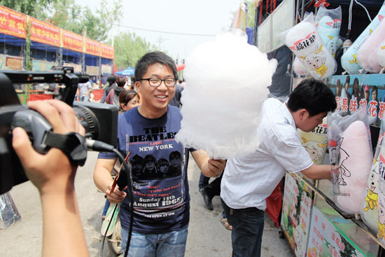 大嘴在吃枕頭大的棉花糖 大嘴在吃枕頭大的棉花糖