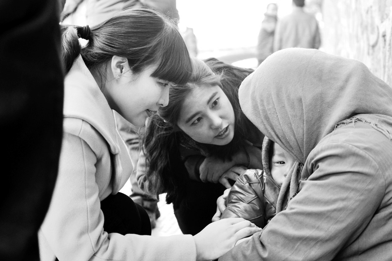 “幫女郎”(左)和“小莉”發(fā)現(xiàn)乞討男童后，上前近距離進(jìn)行辨認(rèn)