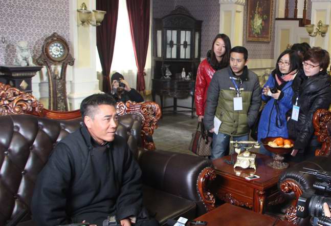 電視劇《大河兒女》主演陳寶國(guó)接受記者采訪 電視劇《大河兒女》主演陳寶國(guó)接受記者采訪