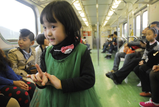 開往花蓮火車上，“戲曲小精靈”張楚怡練嗓