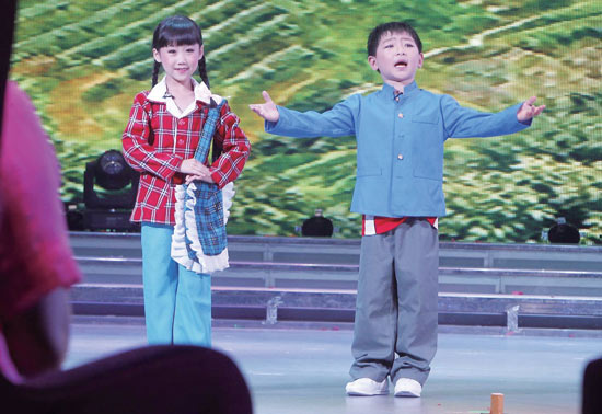 孩子們的表演有模有樣，讓人忍俊不禁