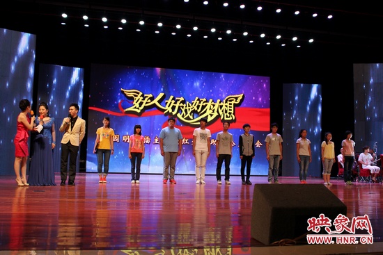 受到捐助的十名貧困大學新生 受到捐助的十名貧困大學新生