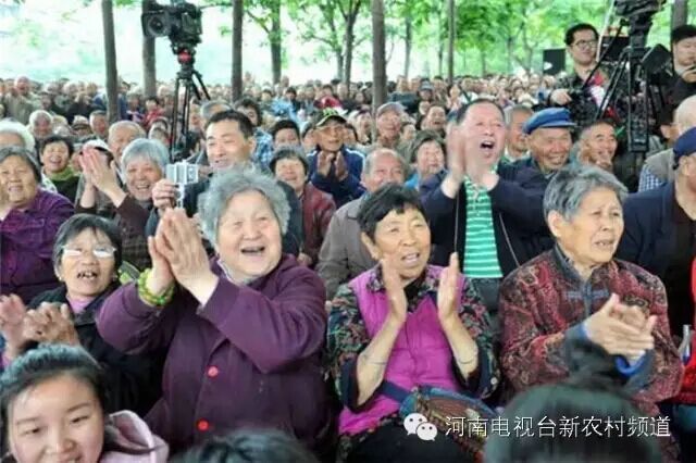 藝術(shù)家賣力演出，觀眾高聲叫好