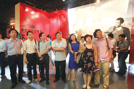 河南電視臺、河南人民廣播電臺、河南省詩歌學會的專家、詩人、記者等數(shù)十人赴蘭考焦裕祿紀念園采風學習