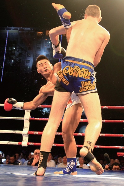 河南電視臺《武林風》欄目走進新疆，把比賽現(xiàn)場搬到了新疆建設兵團農十三師紅星廣場