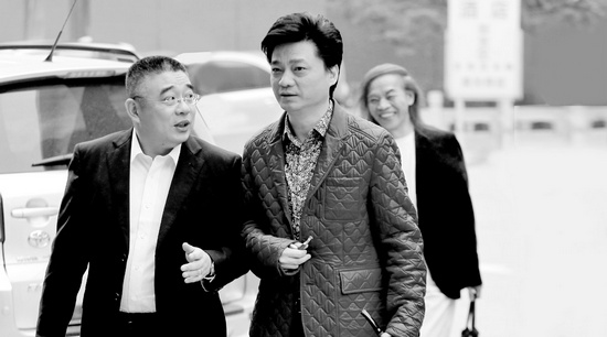 錢文忠（左）、小崔、蔡志忠（后）三位大咖步入錄制現(xiàn)場