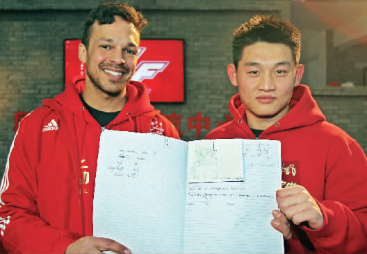 　　約瑟夫手繪了每個(gè)選手的肖像，認(rèn)認(rèn)真真地用字母拼寫出選手的中文名字附注。“看，這個(gè)是鄭召玉喲”