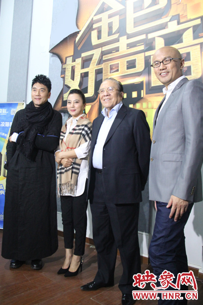 林依輪、李玲玉、楊洪基三位評(píng)委導(dǎo)師以及主持人孫國(guó)慶接受媒體采訪