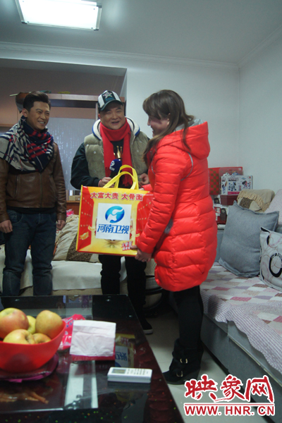 范軍、張竟達(dá)噓寒問暖送祝福