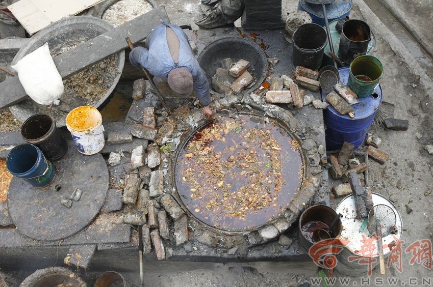 陜西一養(yǎng)豬場(chǎng)偷煉泔水油 廠主：泔水養(yǎng)豬油賣錢(qián)