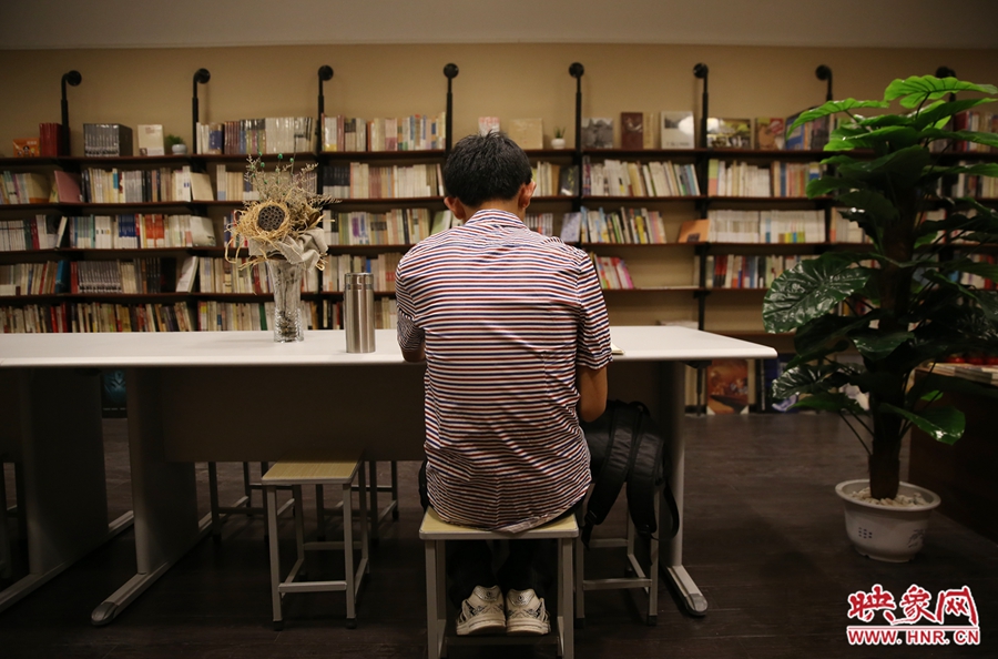 5月23日晚，鄭州一家24小時(shí)（周五、周六）書店?duì)I業(yè)。慕名而來(lái)的客人在看書。