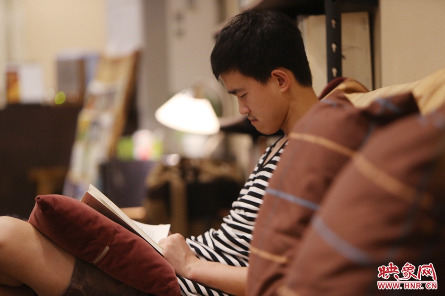 徐浩然，24歲，圖書編輯：在書店看紙質(zhì)書，意境會(huì)更深一些。