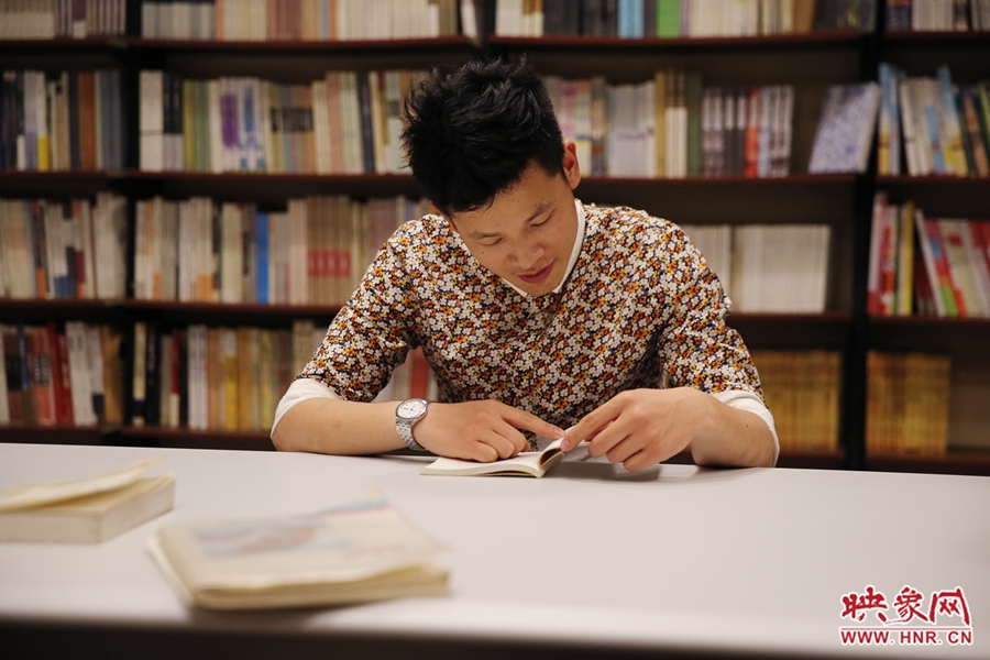 李恒，26歲，私營(yíng)業(yè)主：喜歡撫摸紙質(zhì)書的感覺。