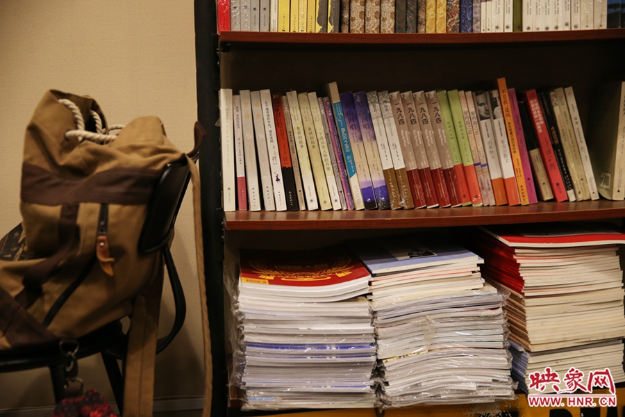 放下背包，捧起一本喜愛的書，生活的另一種方式。