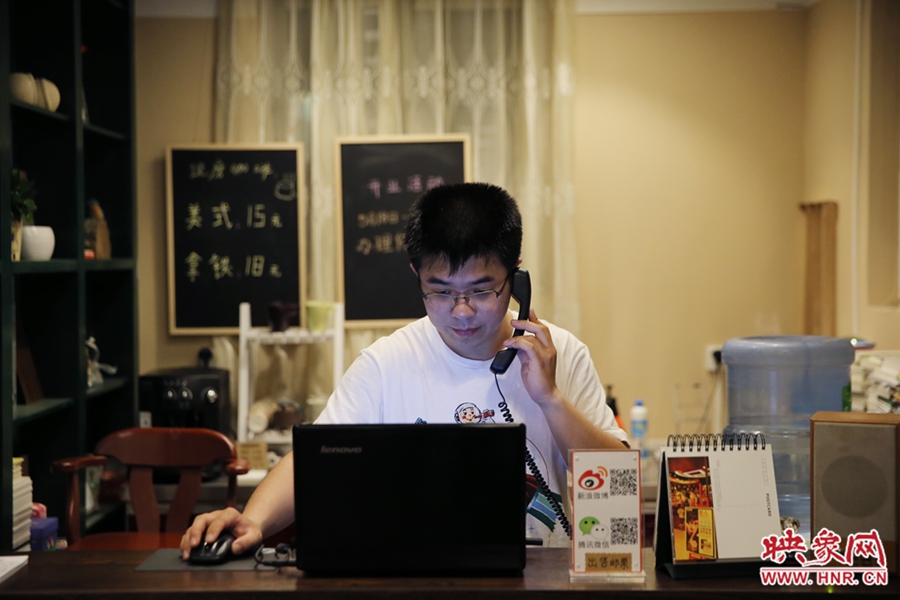 店長(zhǎng)小博，由于書店搬遷至此，經(jīng)常接詢問地址的電話。