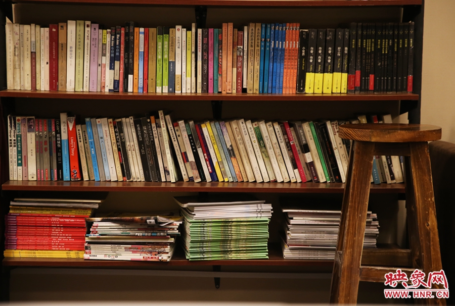 書店內(nèi)設(shè)置的高腳凳子。