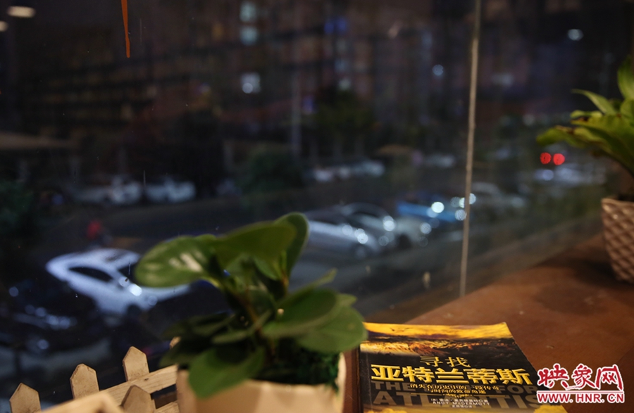 一扇窗，將喧鬧與寧?kù)o分割。