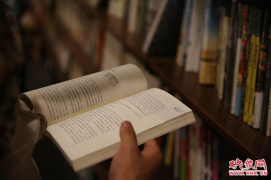 看書的人。