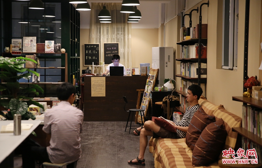 看書的人在相互交流。