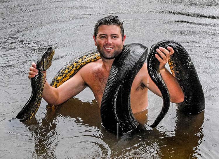 美一男子環(huán)游世界與最危險(xiǎn)動(dòng)物自拍留影 美一男子環(huán)游世界與最危險(xiǎn)動(dòng)物自拍留影