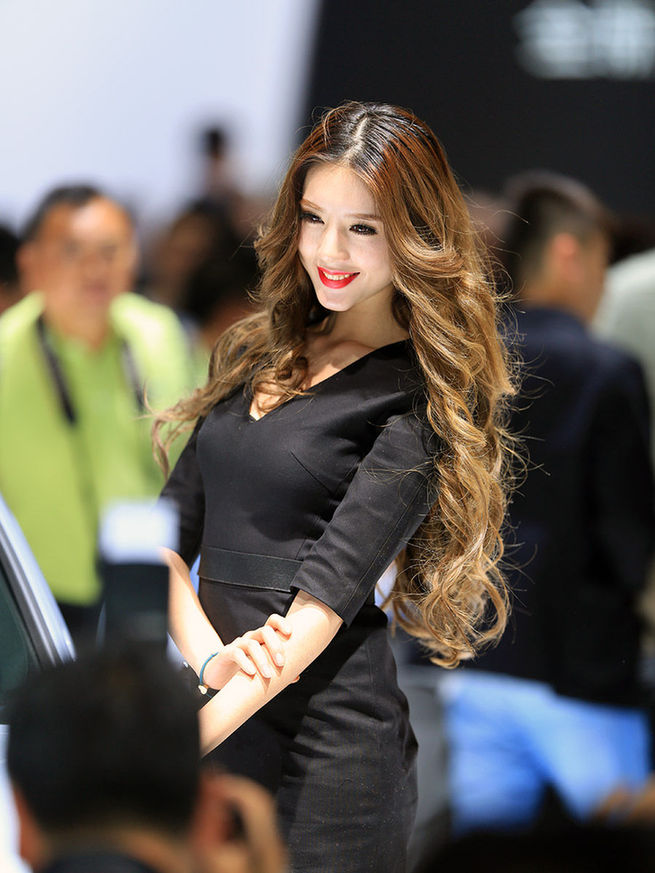 2014成都車展最美車模出爐 酥胸、長腿、美背