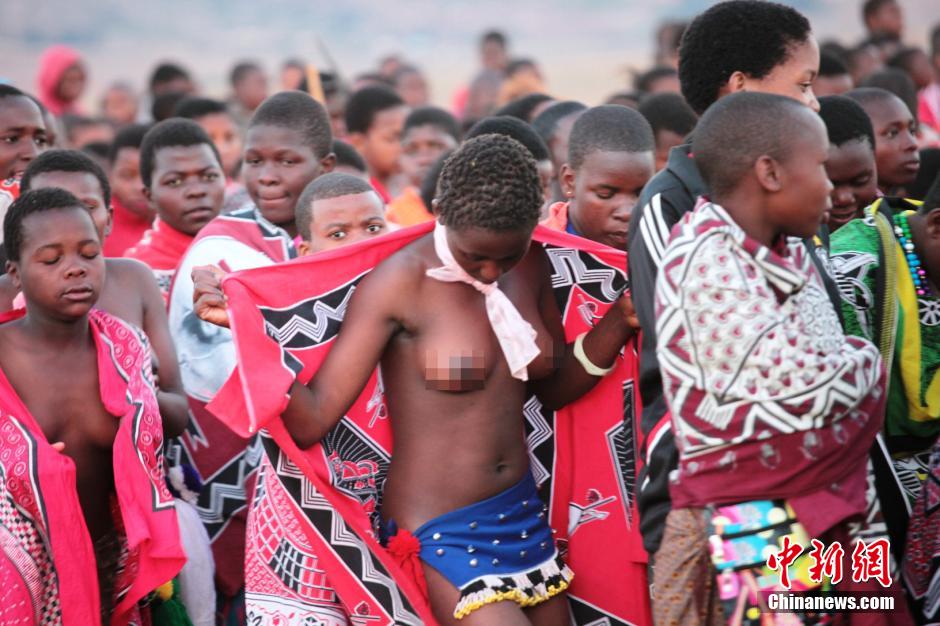 斯威士蘭蘆葦節(jié)開選秀女 十萬“甄嬛”苦盼國王垂青 斯威士蘭蘆葦節(jié)開選秀女 十萬“甄嬛”苦盼國王垂青