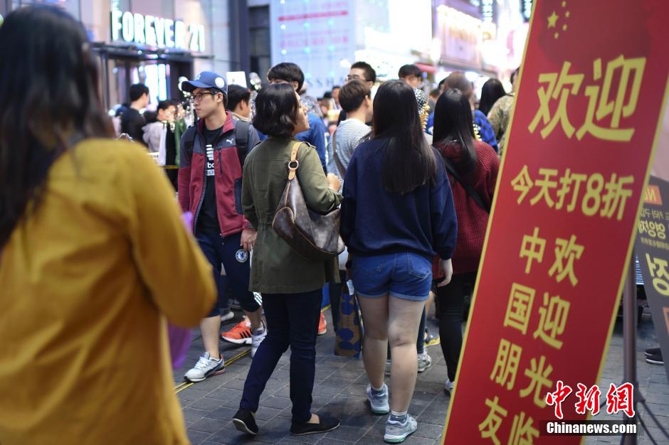 韓國(guó)首爾街頭掛滿漢字 當(dāng)?shù)厝?懷疑不是韓國(guó)